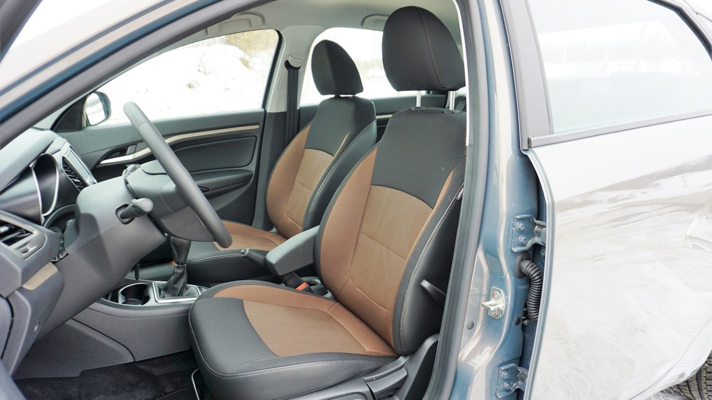 Weiche Sitze und viel Platz für Fahrer und Beifahrer.