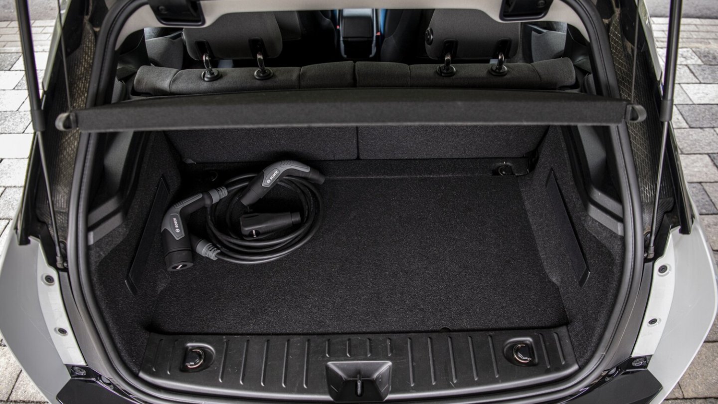 Das Kabel und der Adapter rauben weniger Platz im Kofferraum.