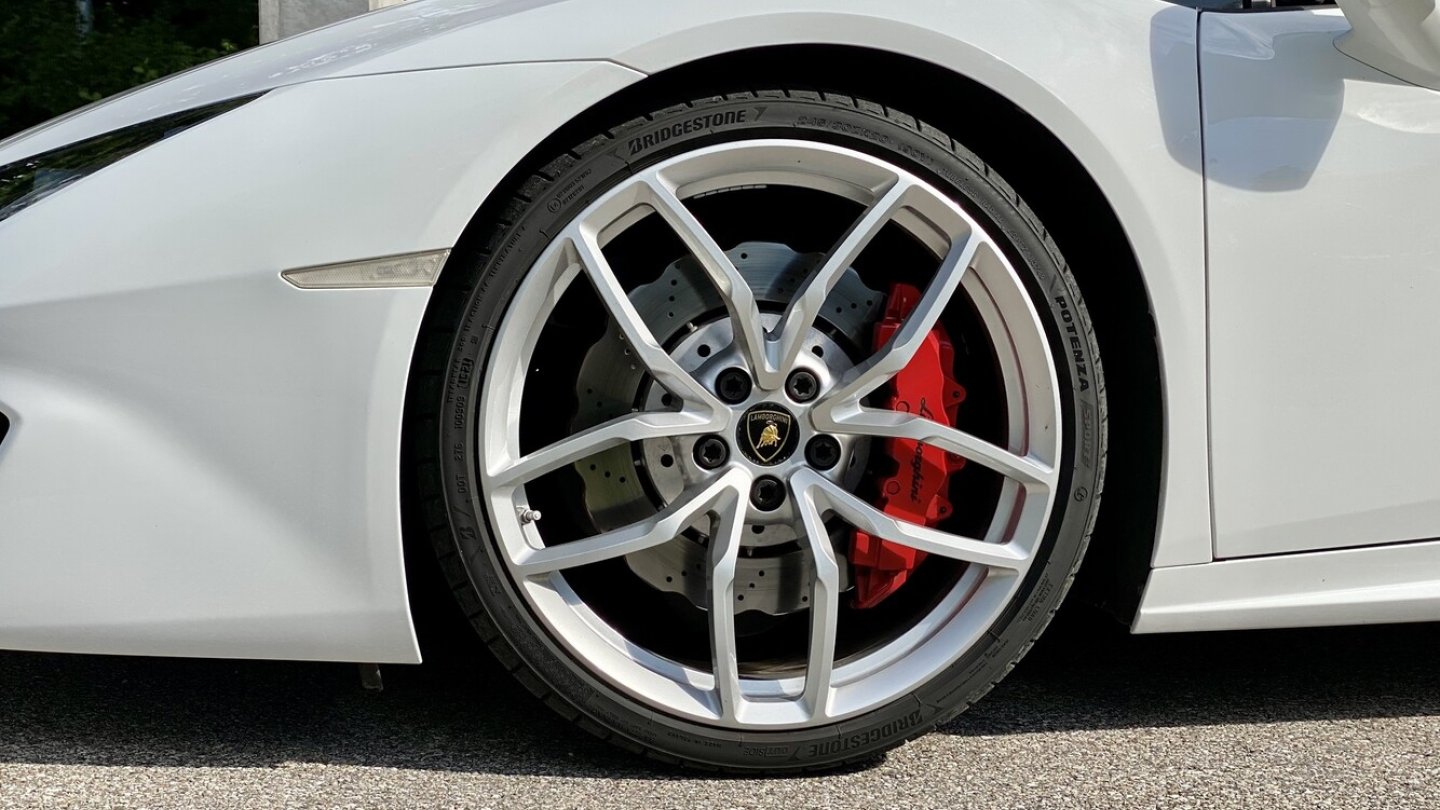 Es gibt immer einen Grund: Diesmal der Test des Reifens Bridgestone Potenza Sport.