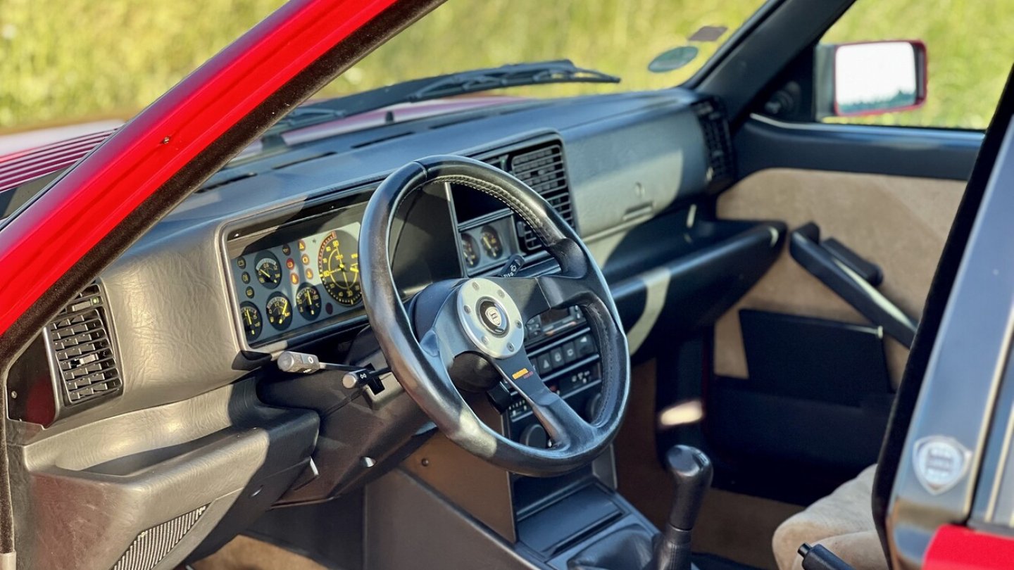 Das flach stehende Lenkrad stört beim sportliches Fahren überraschend wenig.