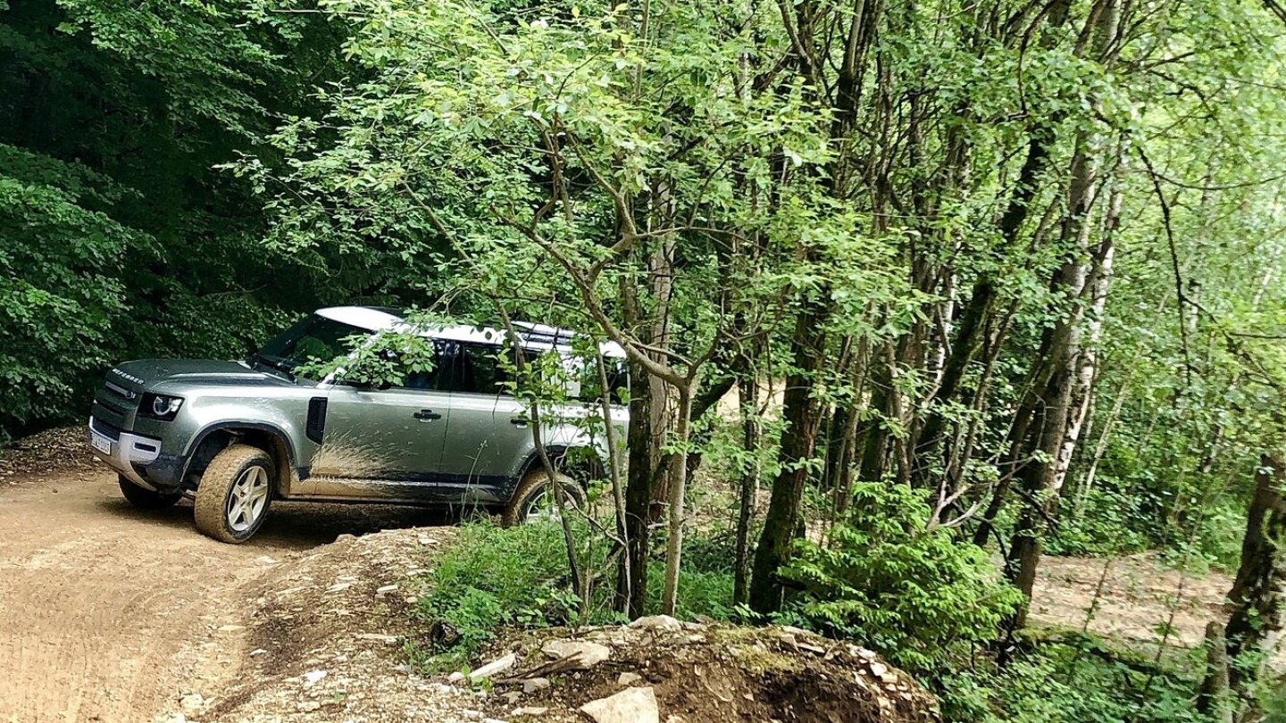 291 Millimeter Bodenfreiheit und 500 Millimeter Achsverschränkung sind üppig.