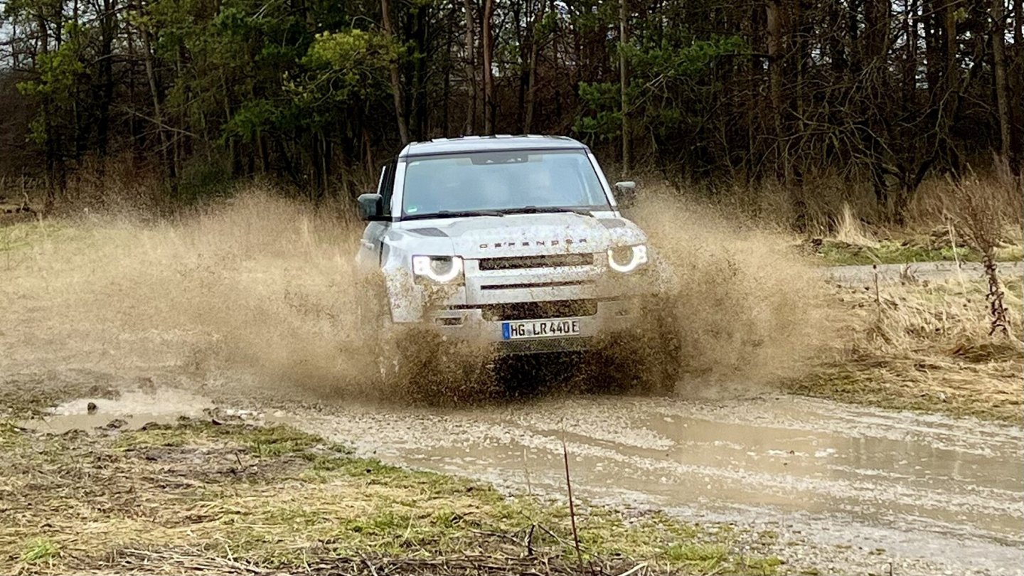 Die Wäsche mit Unterbodenpflege kostet 16,95 Euro, der Testwagen über 96.000 Euro.