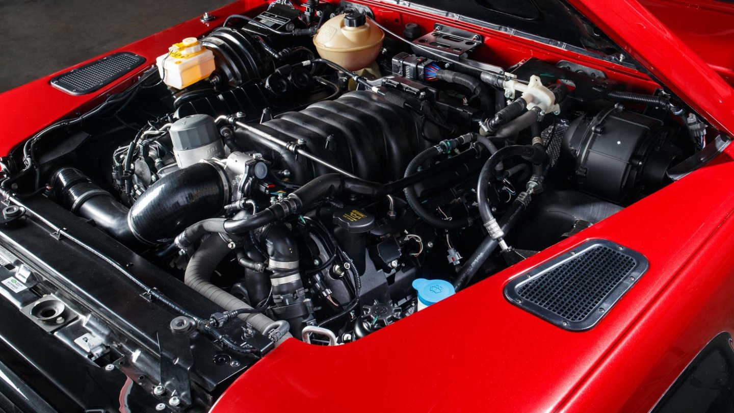 Unter der Haube steckt ein Fünfliter-V8-Benziner.