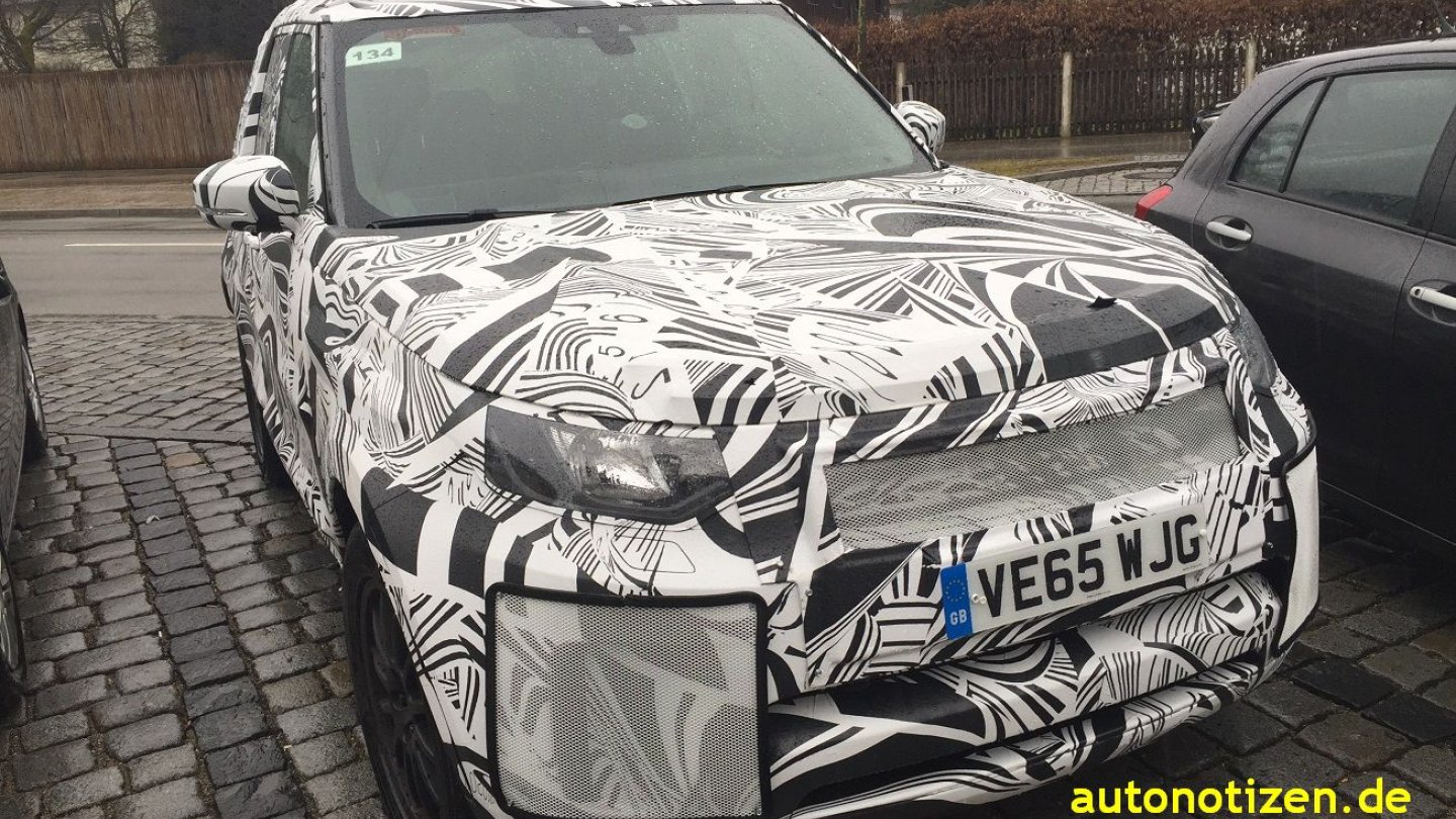 Unter der Folie ist das Auto weitgehend serienfertig.