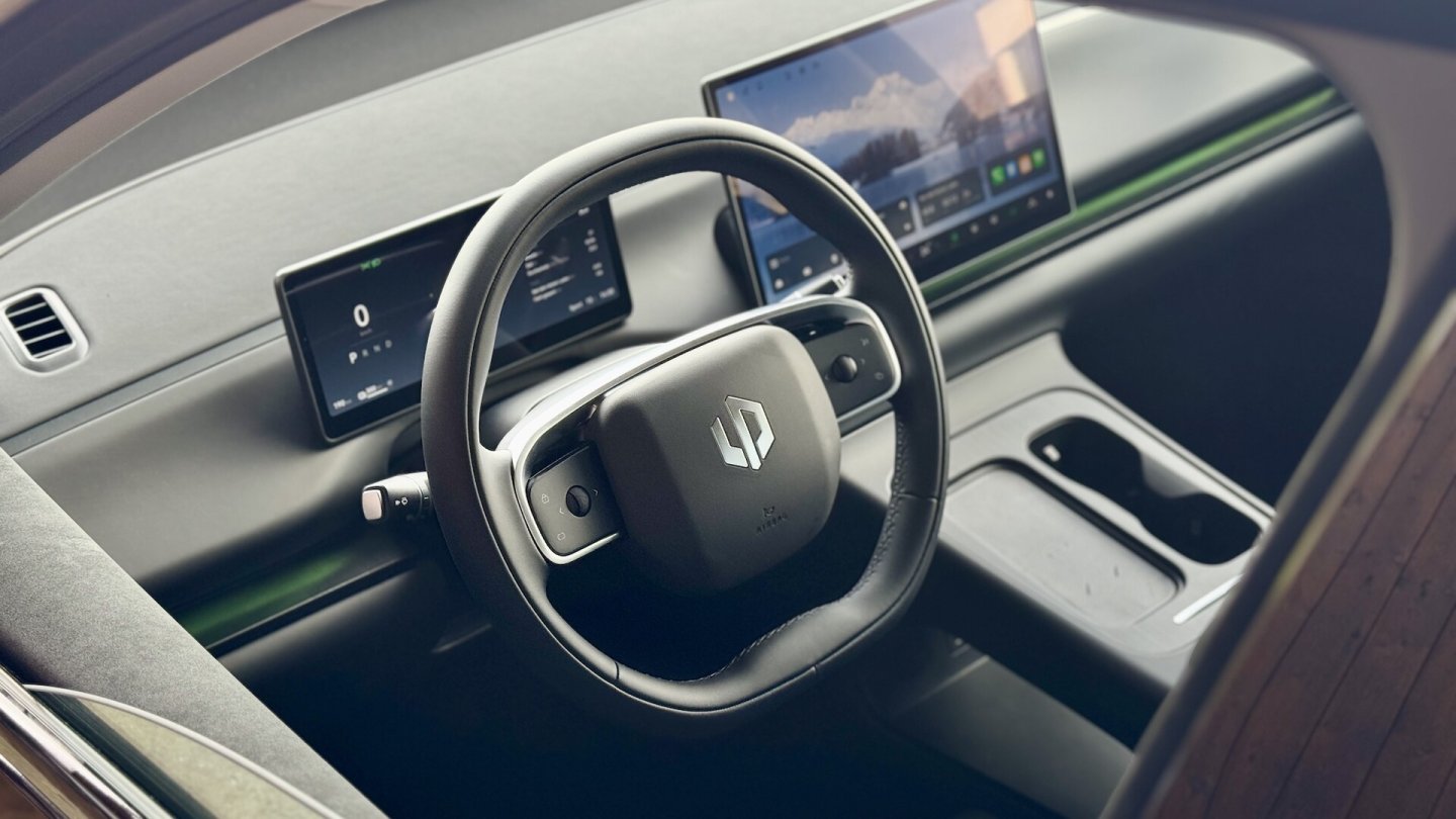 Das Lenkrad lässt sich in Höhe und Weite auf langen Wegen einstellen.