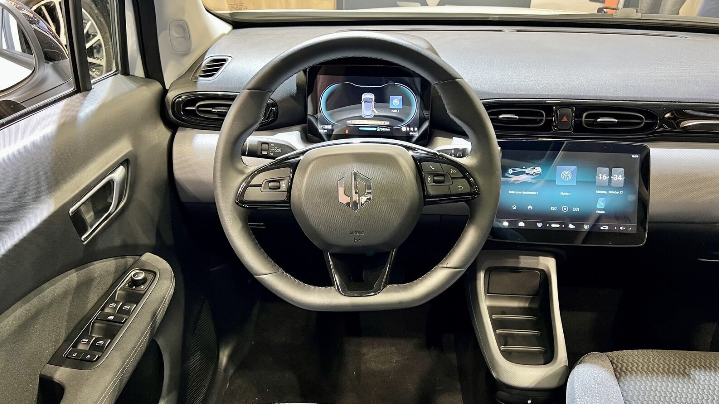 Multifunktionslenkrad und Navigationssystem sind serienmäßig an Bord.