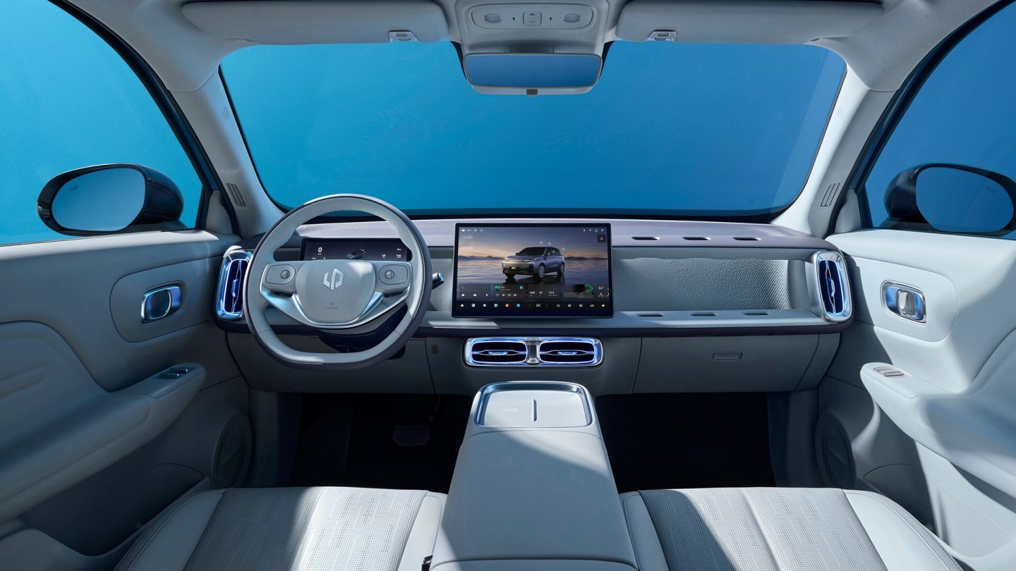 Android Auto und Apple CarPlay werden Ende 2025 per Update nachgereicht.