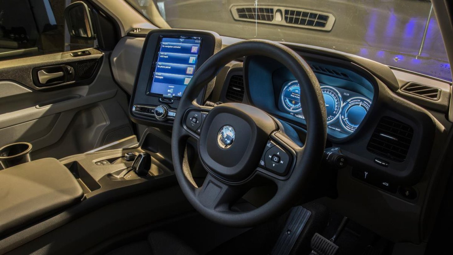 Im Cockpit des TX finden sich Bauteile der Konzernschwester Volvo.