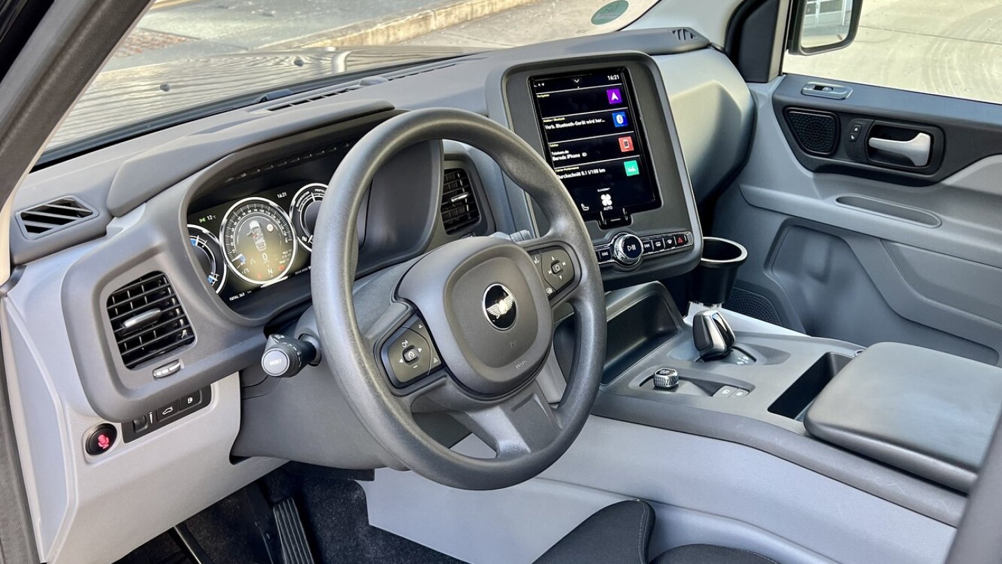 Viel Hardware und auch das Infotainment kennt man aus Volvo-Modellen.