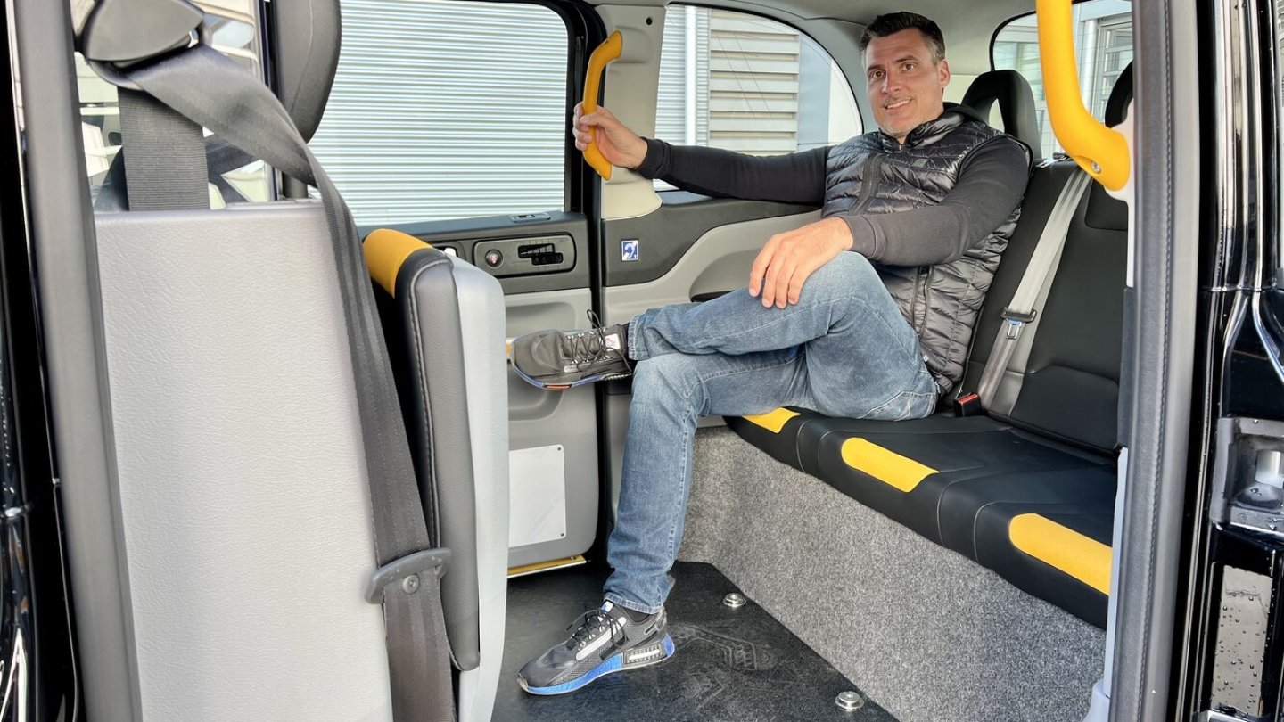 Immerhin: Es gibt mehr Beinfreiheit als in jeder Luxuskarosse, die noch dazu teurer ist.