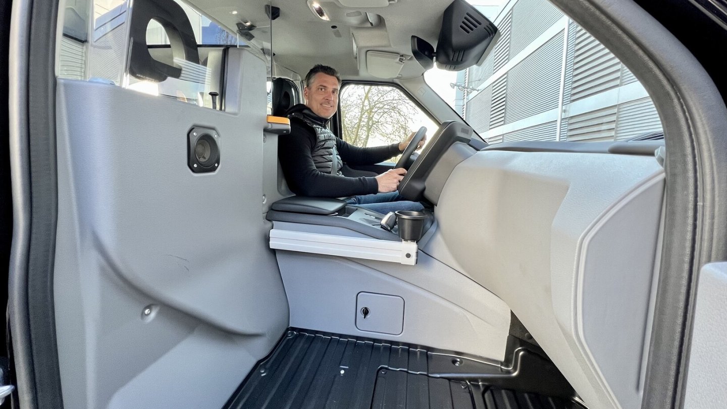 Der Fahrer hat ein Einzelabteil vor der Trennscheibe.