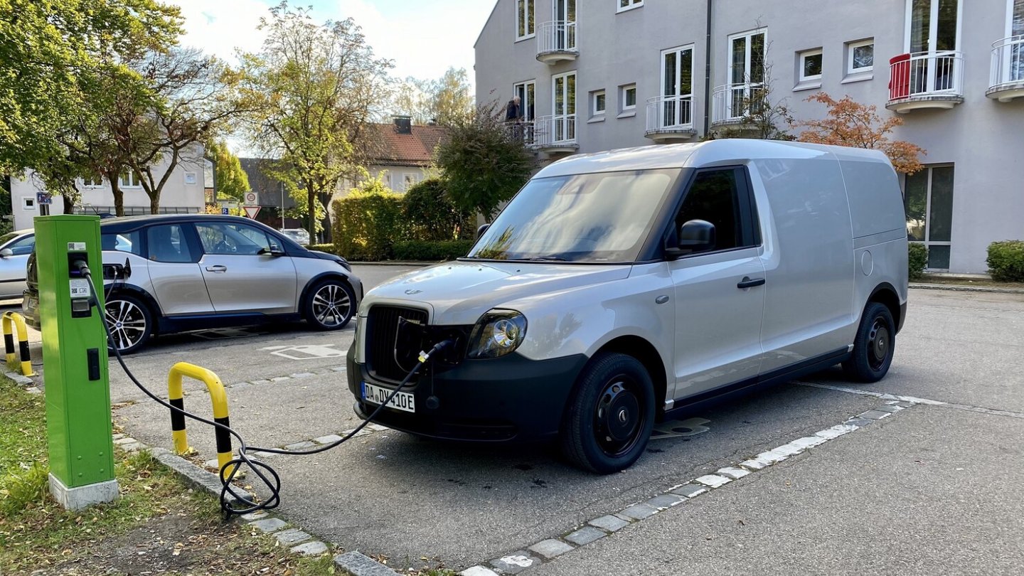 Hier parkt der VN5 an der öffentlichen Ladesäule. CCS und CHAdeMO sind auch möglich.