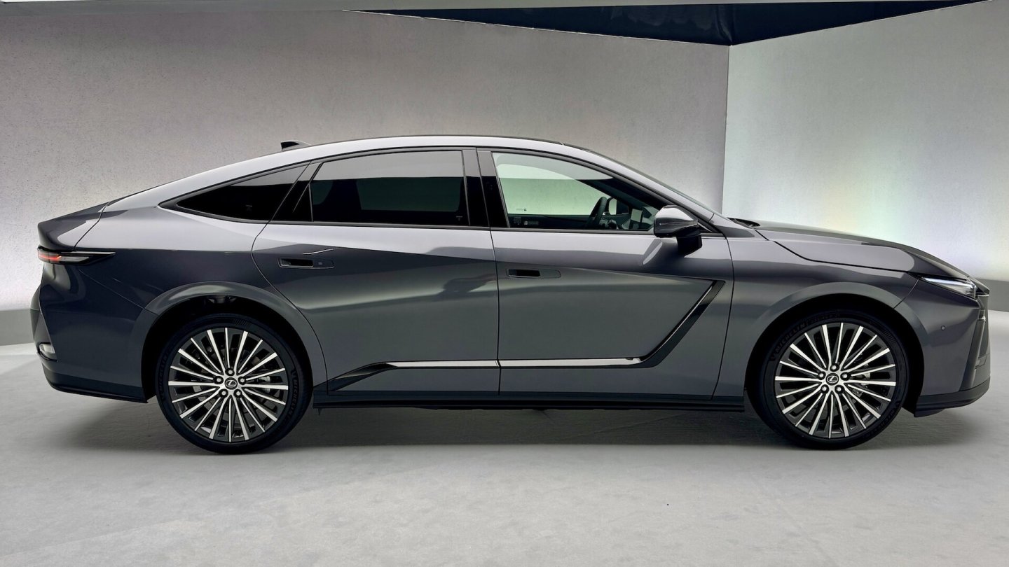 Der Lexus ES 350e hat Frontantrieb, darüber rangiert der 500e.