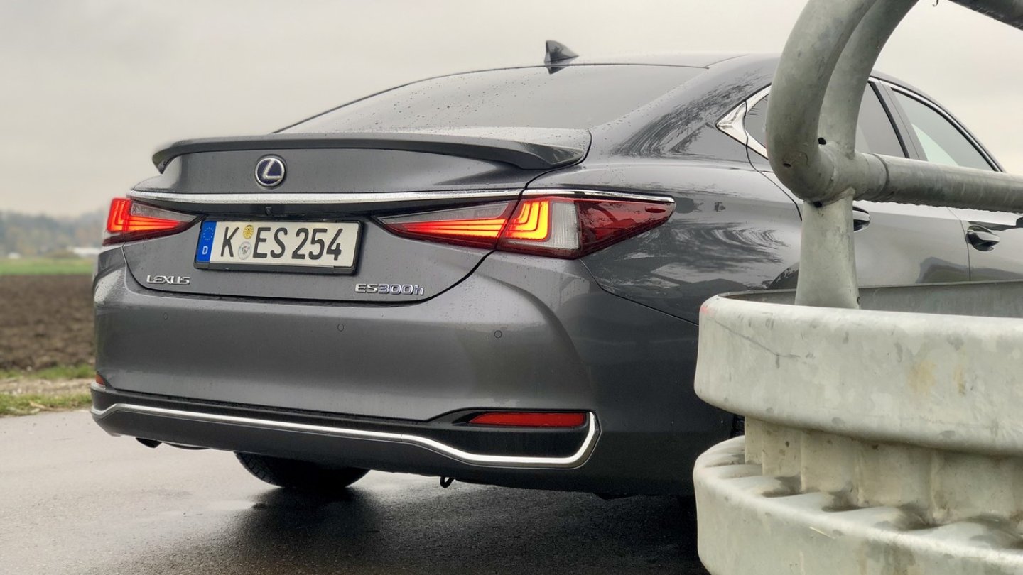 Der Hybrid mit 218 PS Systemleistung ist die einzige Antriebsvariante im ES.