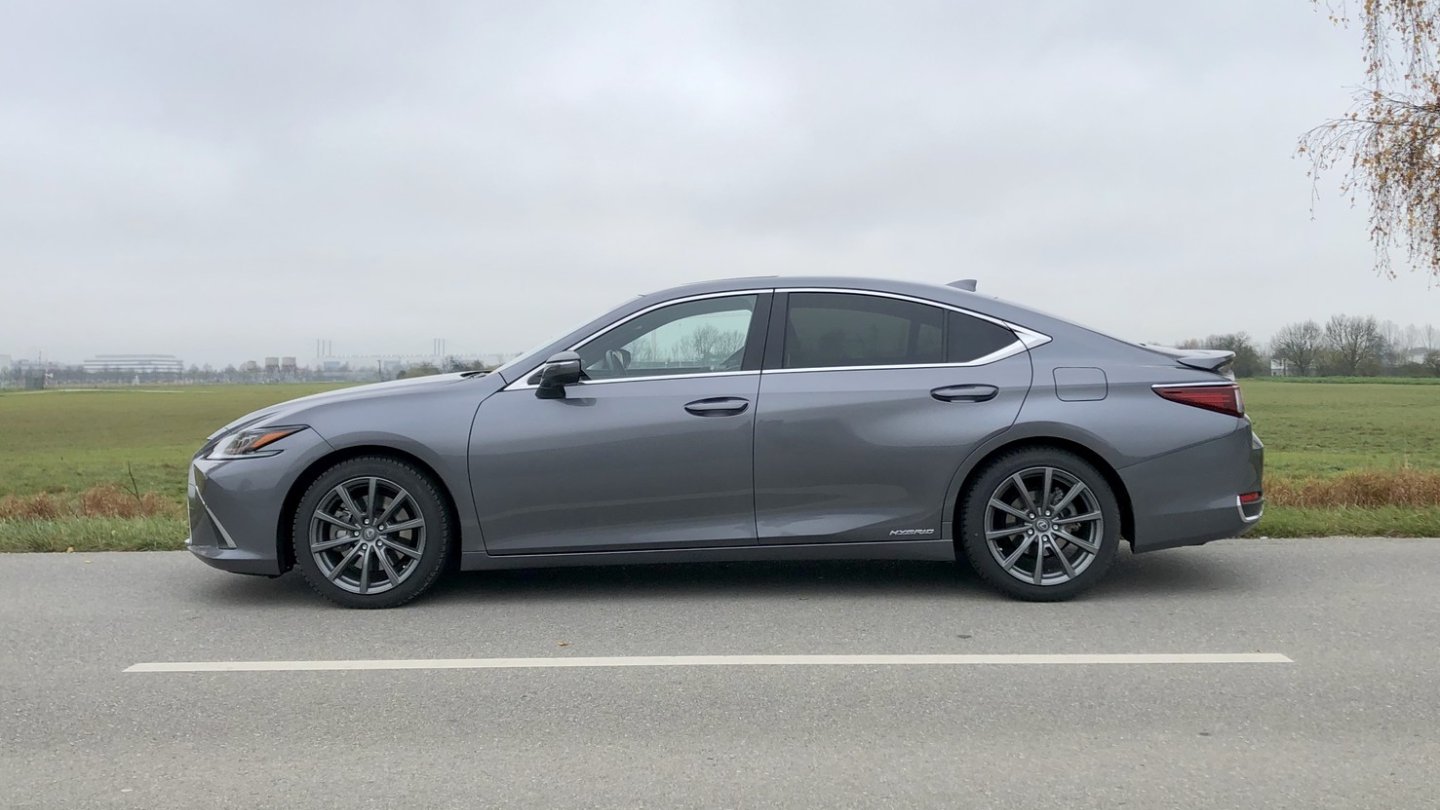 Der Lexus ES 300h ist 4,98 Meter lang.