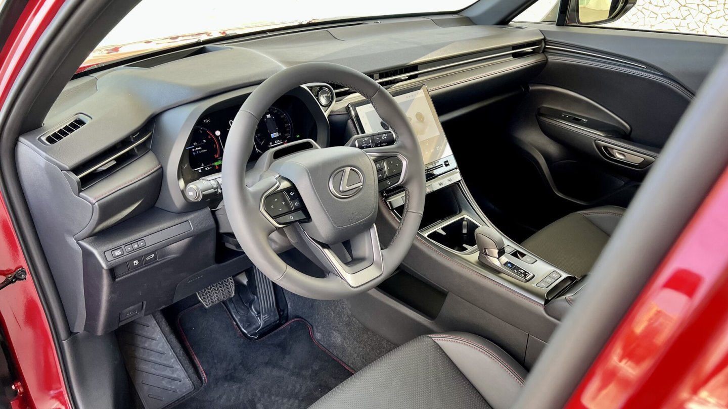 Materialqualität und Verarbeitung entsprechend dem Premium-Anspruch von Lexus.