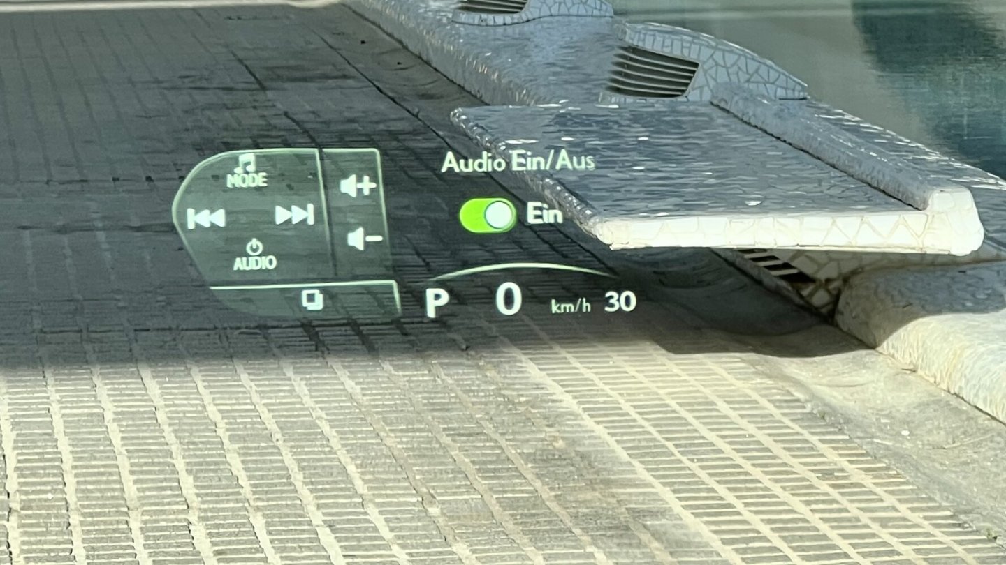 Die Konfiguration von Systemen über das Head-up-Display ist arg komplex.