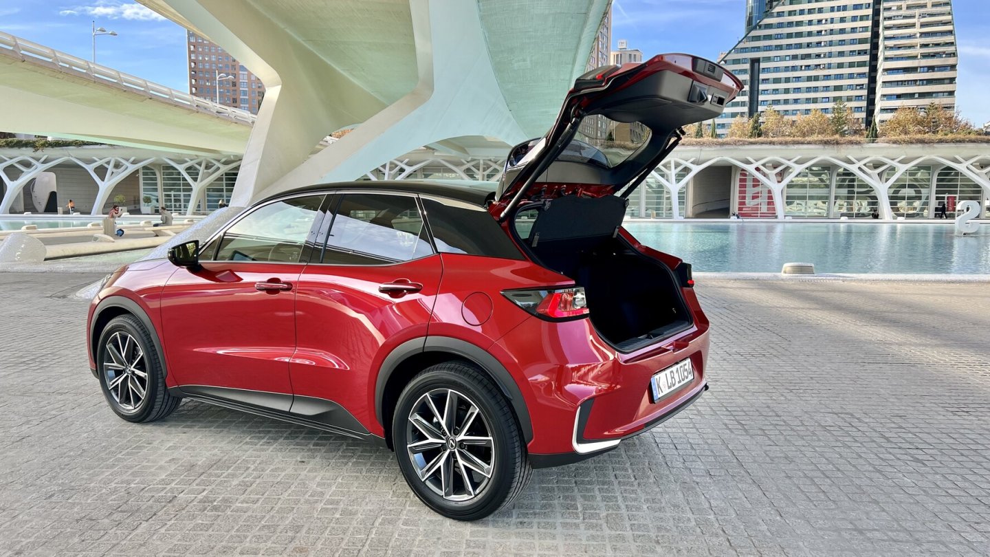 Einladend? Den Lexus LBX kann man auch im 12-Monats-Leasing kennenlernen.