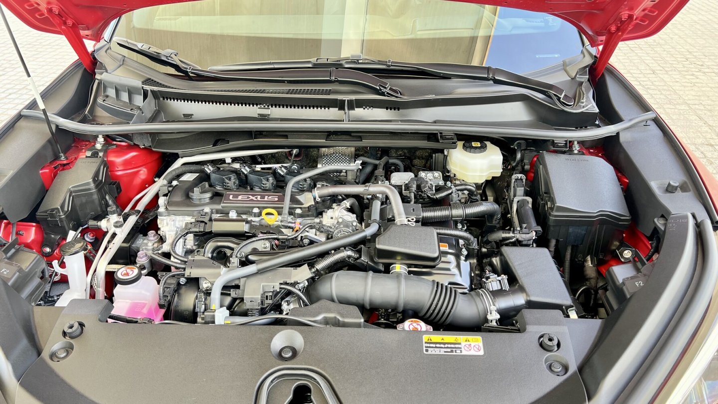 Der leistungsverzweigte Hybrid kommt ohne Stecker aus, der kleine Akku wird unterwegs geladen.