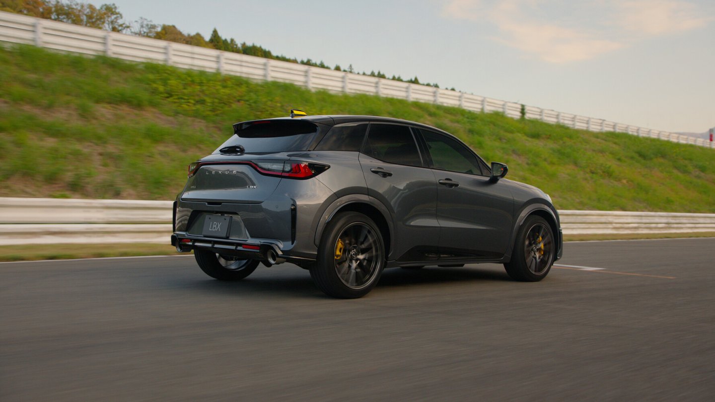 Stoßfänger und Abgasanlage sind neu.