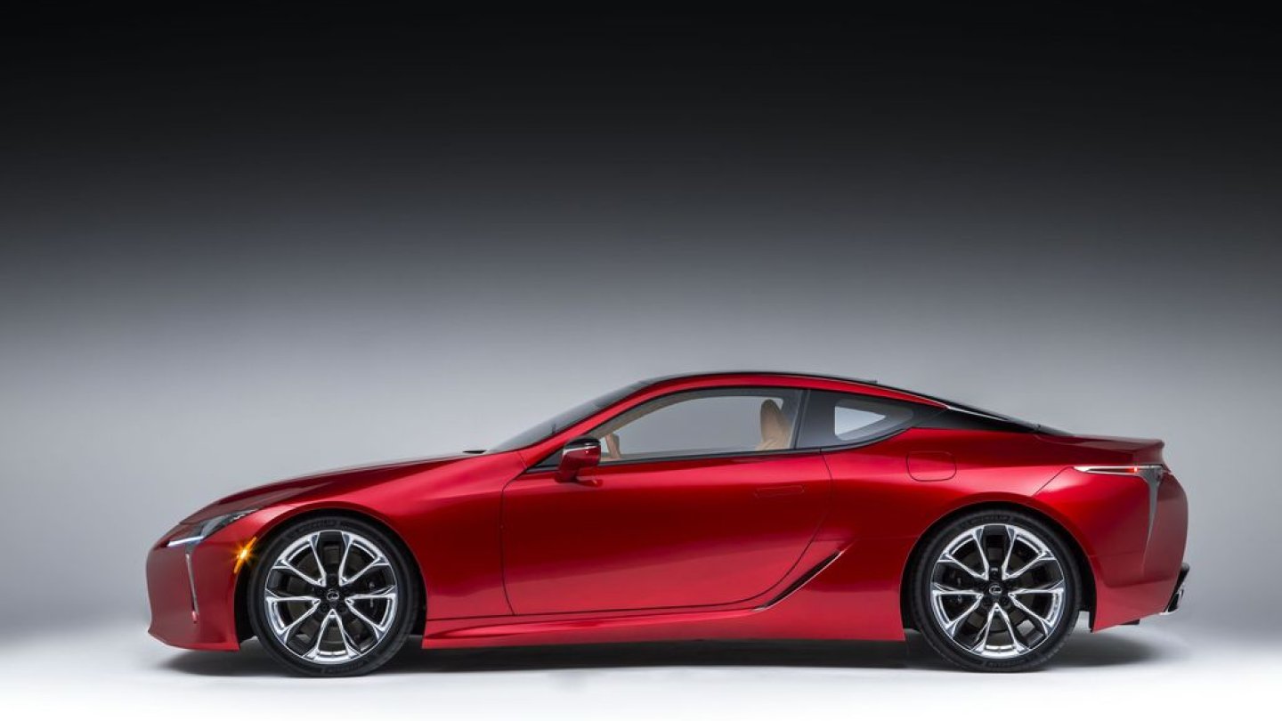 Im Profil wirkt der LC 500 sehr brav.