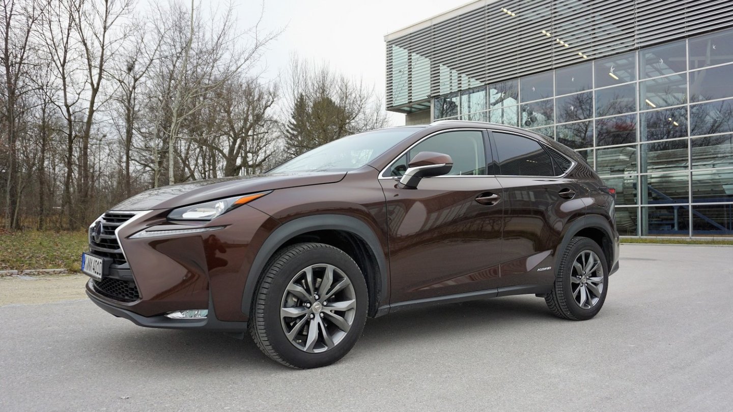 Die spitze Front trägt den Lexus-typischen Riesengrill.