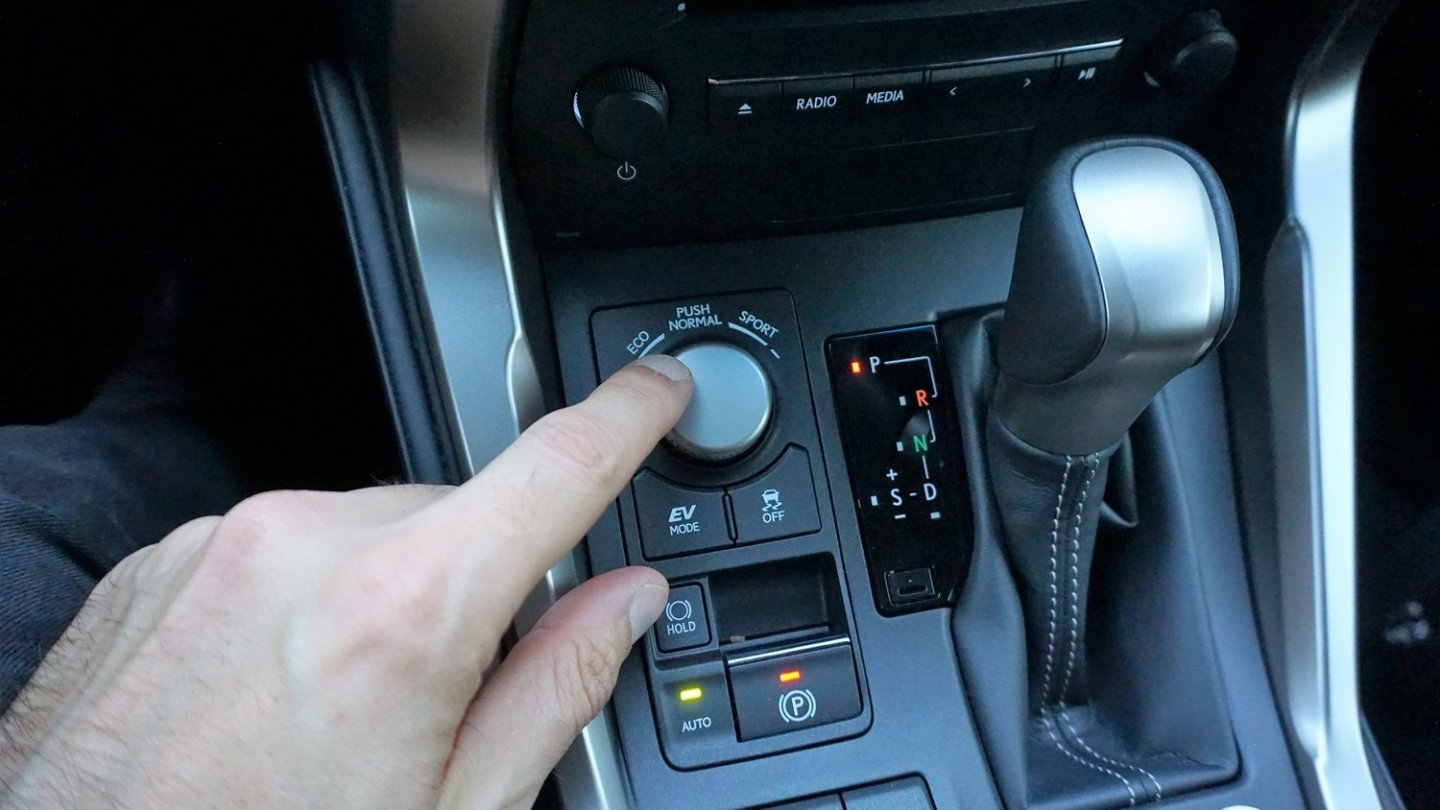 Der Sportmodus ist da. Mehr aber auch nicht, denn man fährt den NX300h lieber entspannt.