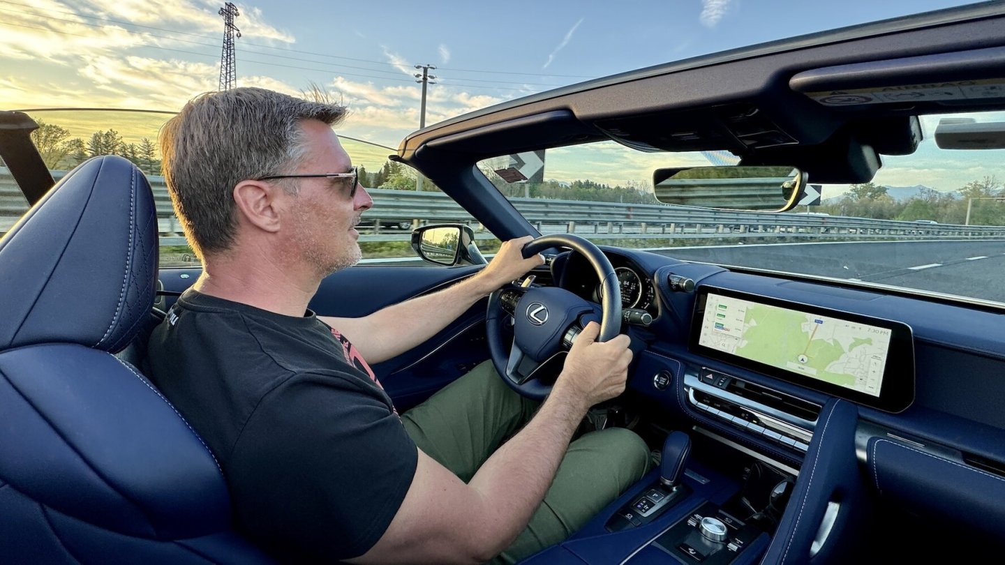 Dem Sonnenuntergang entgegen: Eine letzte Ausfahrt mit dem offenen Lexus-V8.