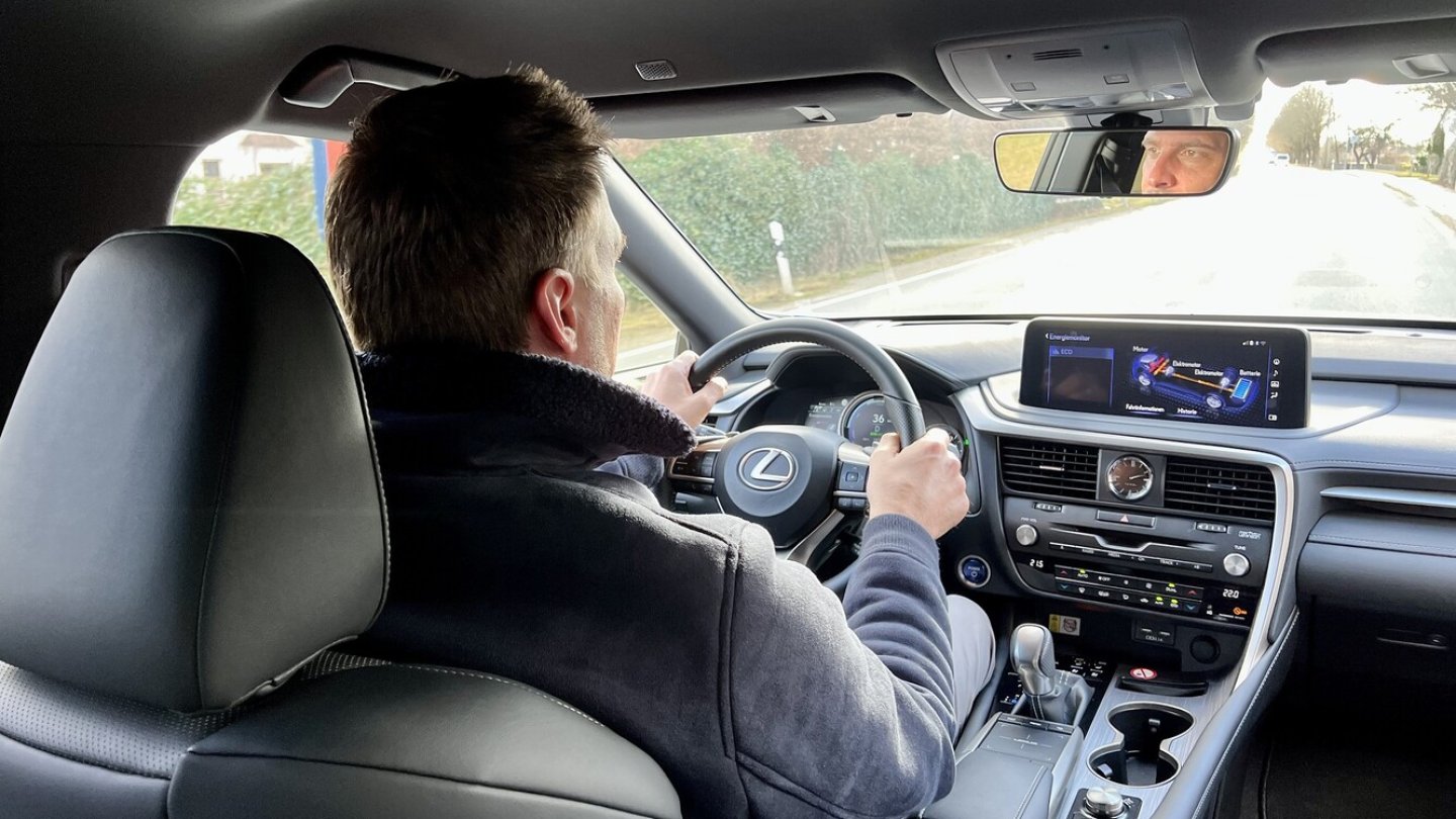 Der Lexus RX 450h ist mit 9,4 Litern je 100 Kilometern nur durchschnittlich effizient.