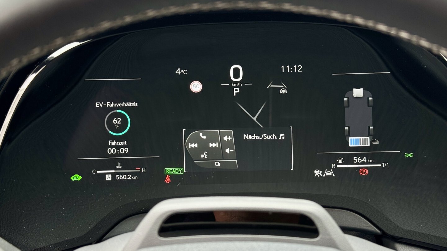 Finger-Befehle am Multifunktionslenkrad werden im Kombiinstrument angezeigt, manchmal muss man doppelt klicken.