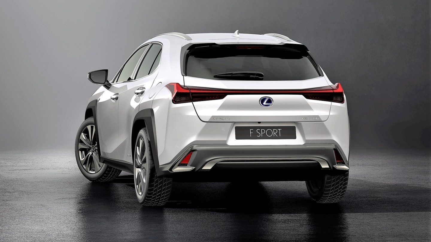 Am Heck des Lexus UX fällt das durchgehende Leuchtenband auf.