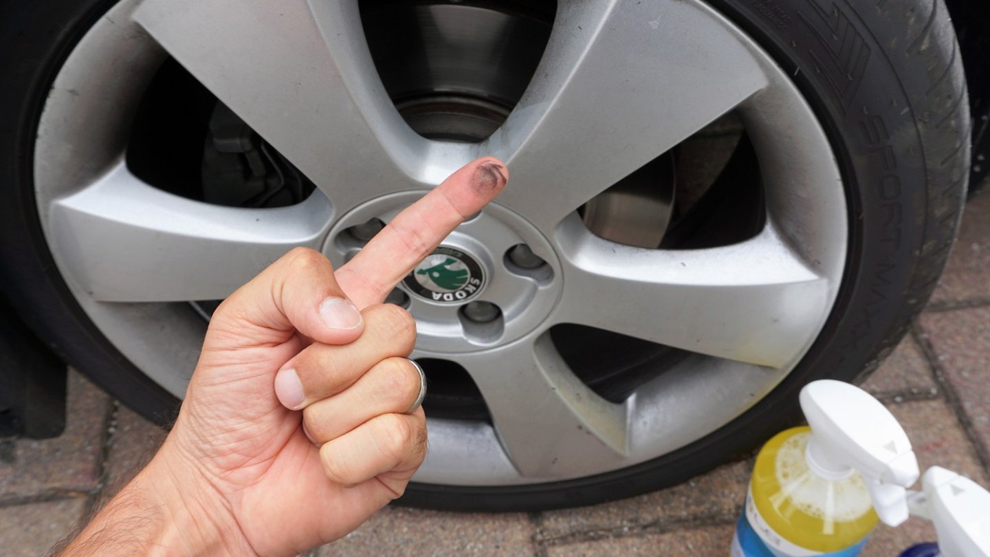 Auch eine auf den ersten Blick saubere Felge kann ziemlich schmutzig sein.