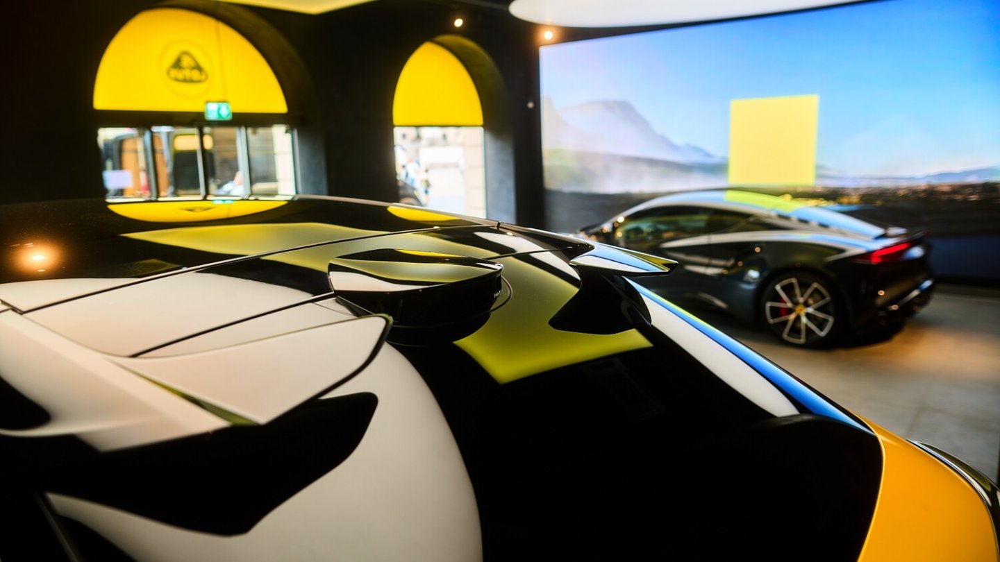 Lidar-Sensor am Heck des Lotus Eletre.