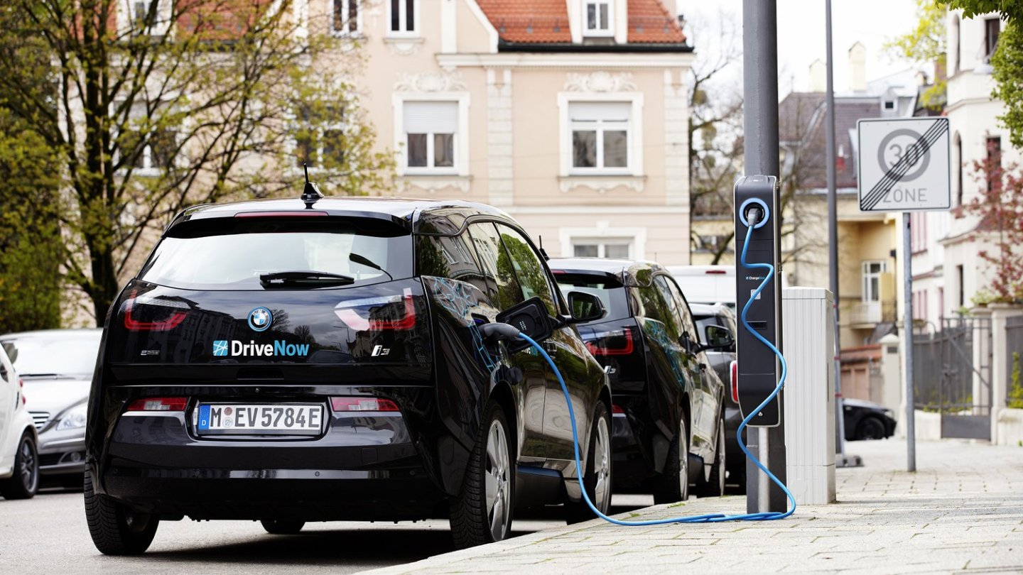Schon auf dem Pressefoto wird klar: Das reicht nie! Ein Auto saugt Strom, für den zweiten i3 ist kein Stecker da.