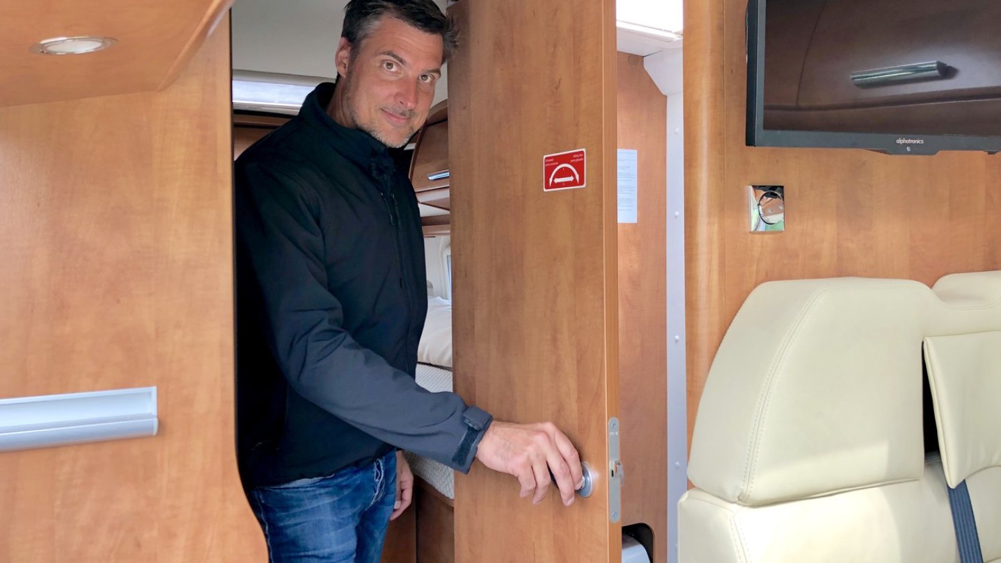 Die Schiebetür zum Bad ist gut verarbeitet und wirkt langlebig.