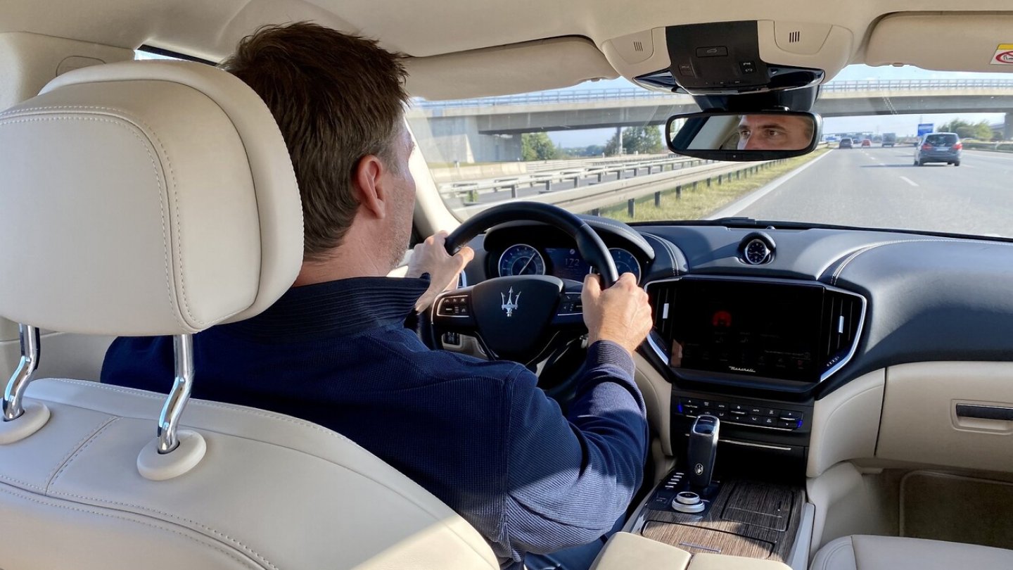 Zügig ist man auch im Hybrid-Ghibli unterwegs, nur ohne große Emotionen.