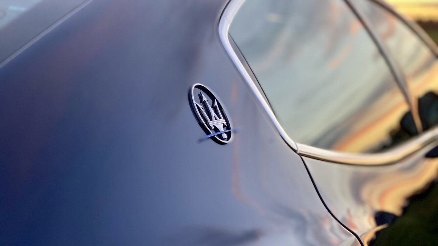 Das blaue Dekor im Dreizack ist ein Hinweis auf den Mildhybrid.