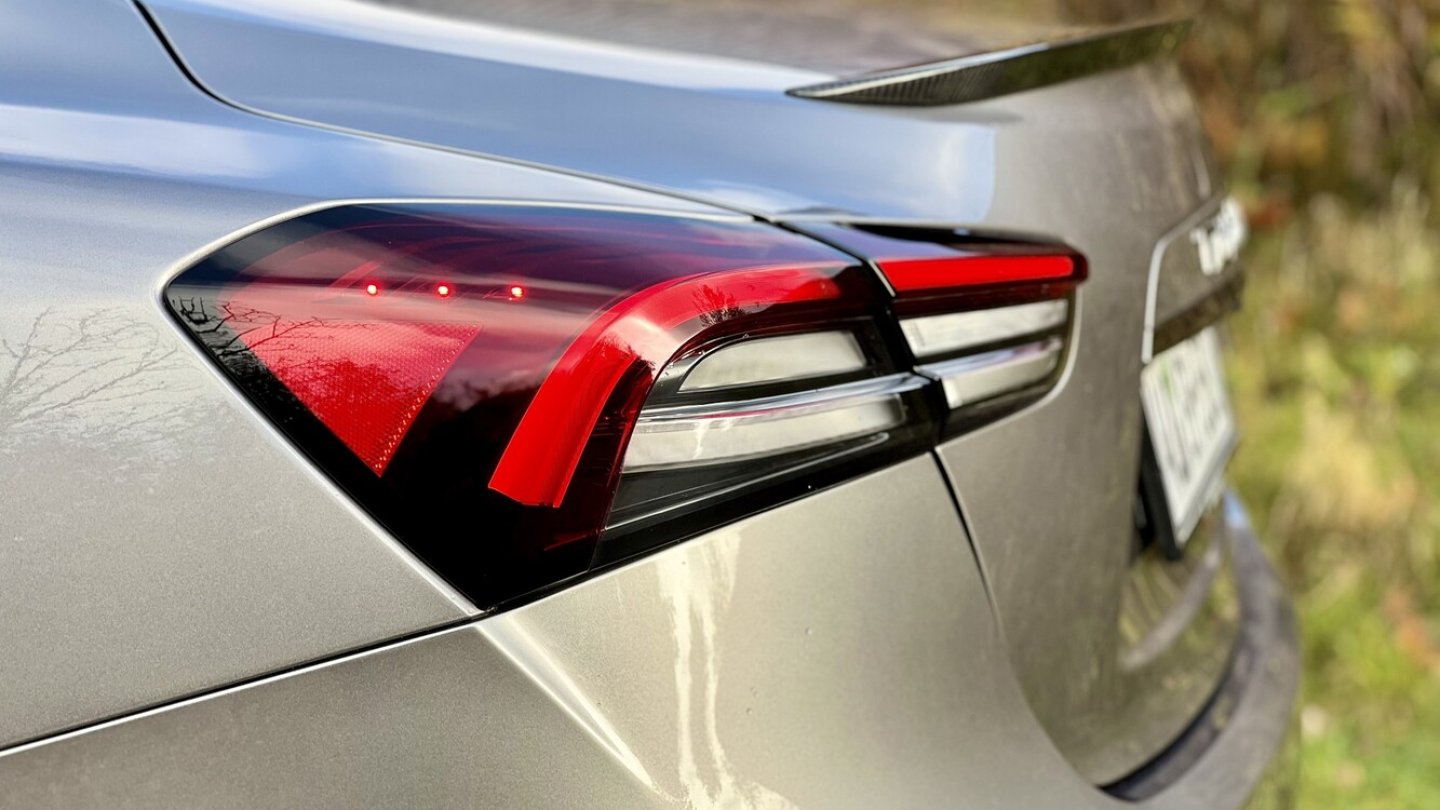 Die gebogenen Lichtleisten am Heck erinnern an den 3200 GT.