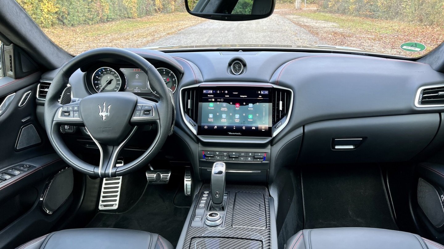 Das Cockpit des Maserati Ghibli Trofeo.