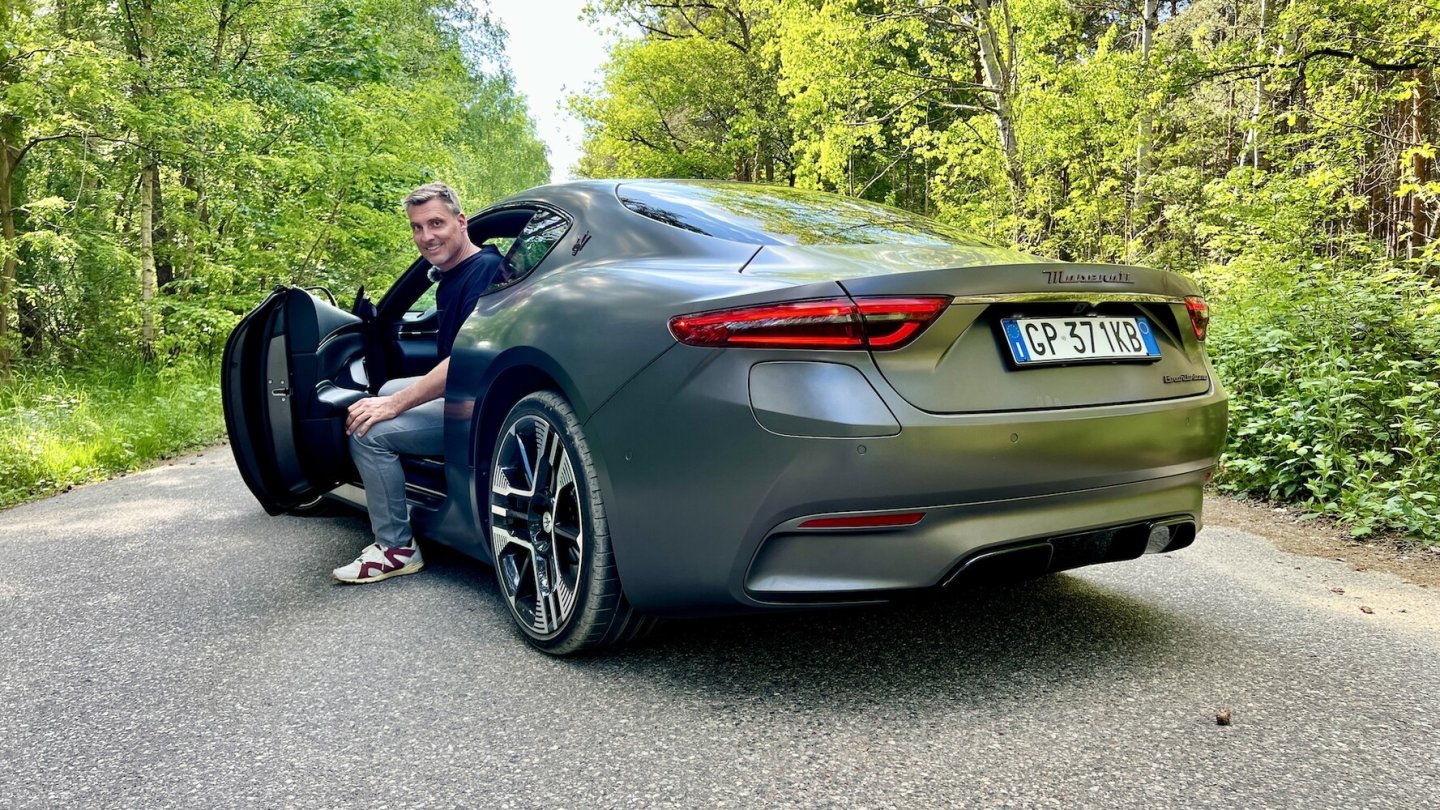 Die elegante Karosserie kommt ohne sichtbares Aerodynamik-Spoilerwerk aus.