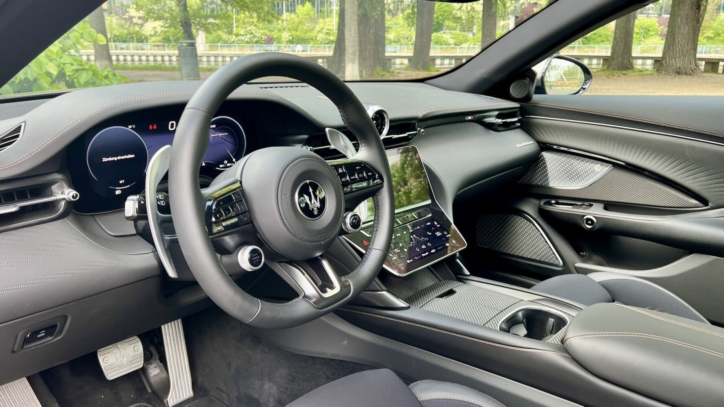 Das digitale Cockpit übernimmt der Folgore aus den Verbrenner-Modellen.