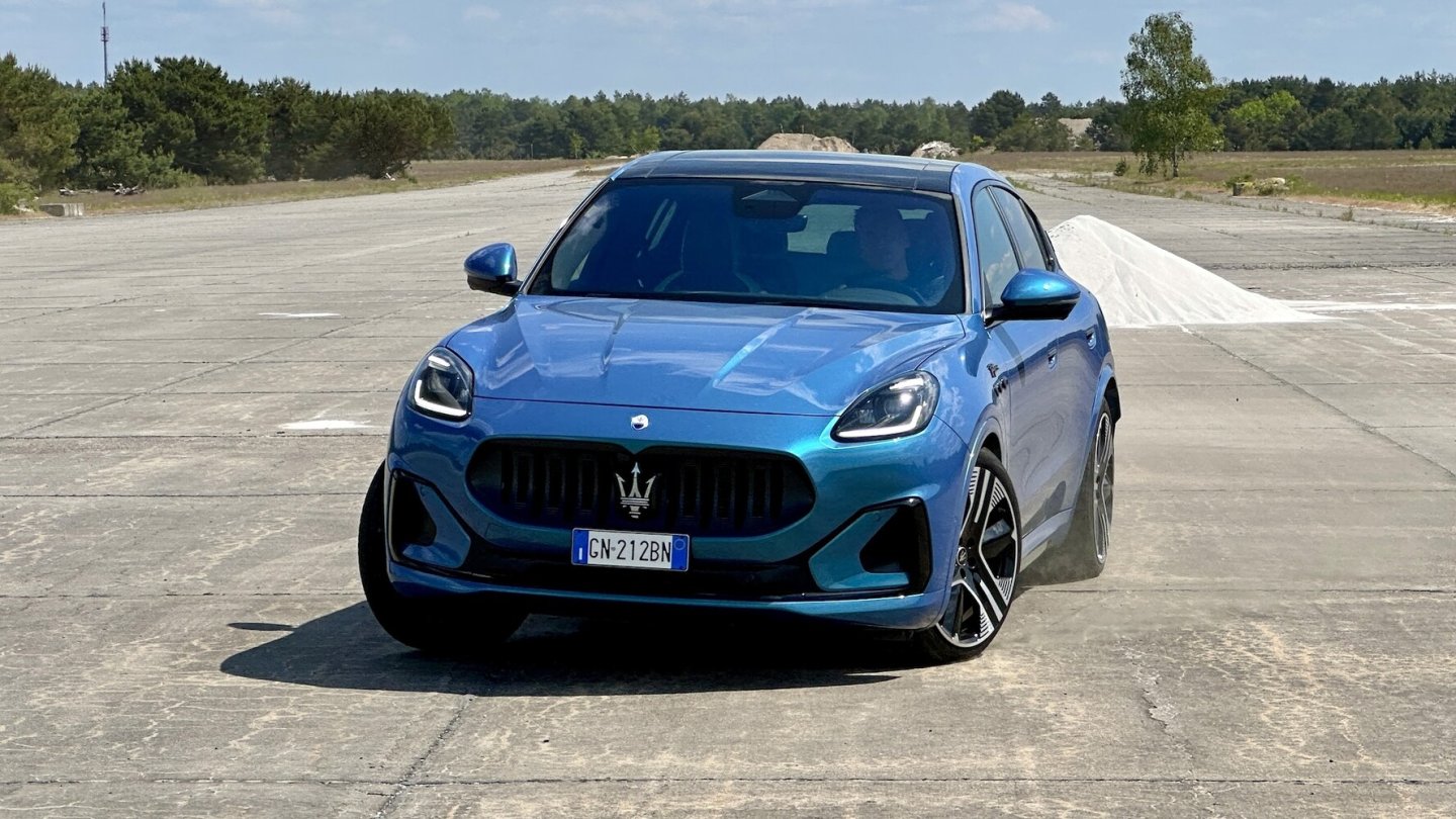 Das Luftfahrwerk macht einen guten Job, kann das hohe Gewicht des Autos aber nicht leugnen.