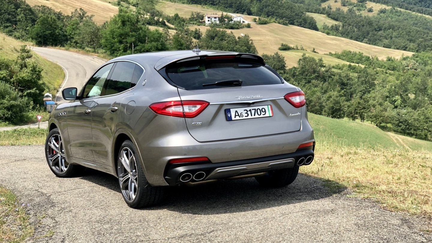 Auch der Maserati Levante GTS kommt fix den Berg hoch.