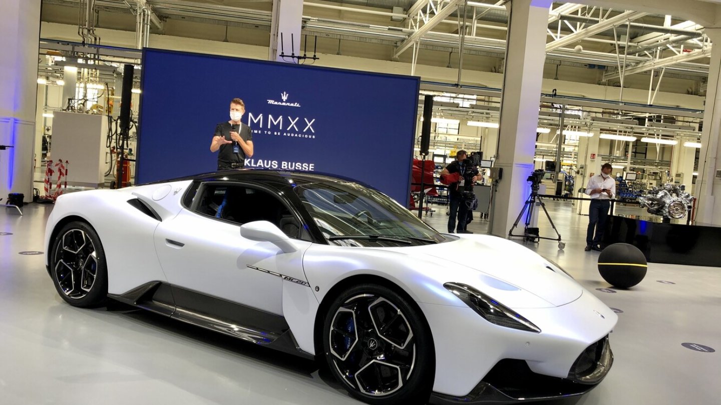 Chefdesigner Klaus Busse erklärt den MC20.