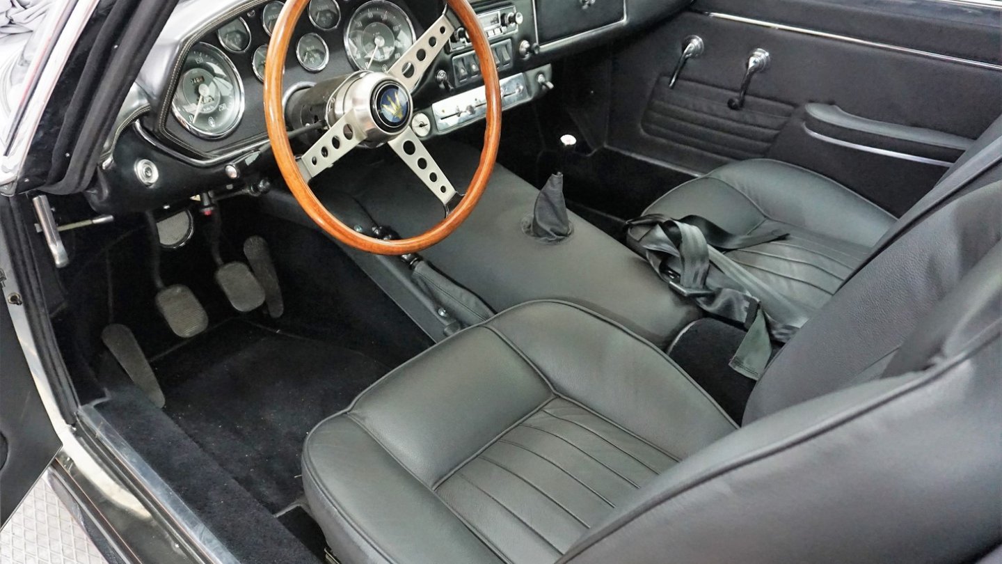 So ist es halt mit der Erotik. Mit leicht geöffneten Beinen klappt es. Dann passt auch der 1,92m-Autor hiner das Lenkrad des Mistral.