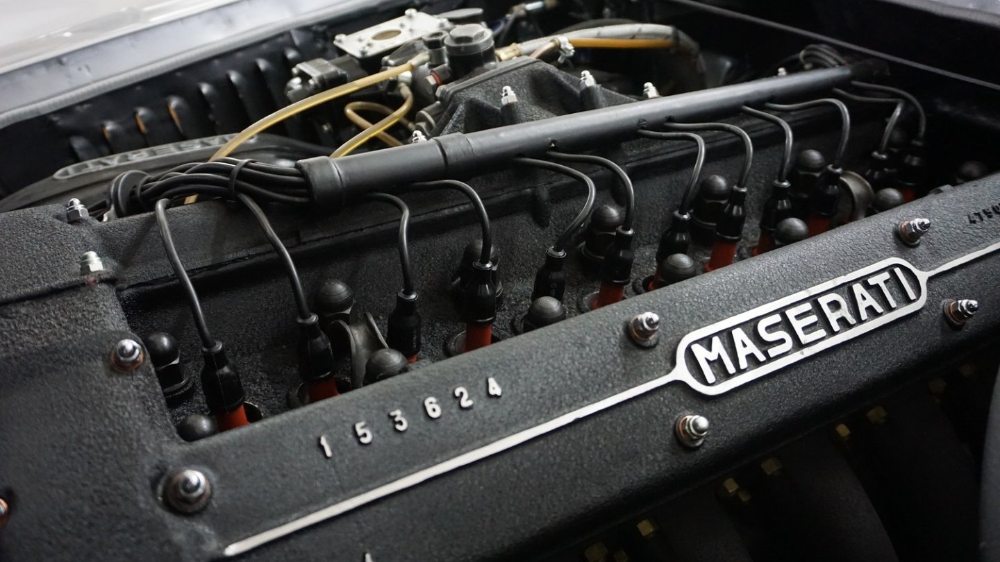 Sechs richtige: Sechszylinder mit zwei Zündkerzen je Brennraum.