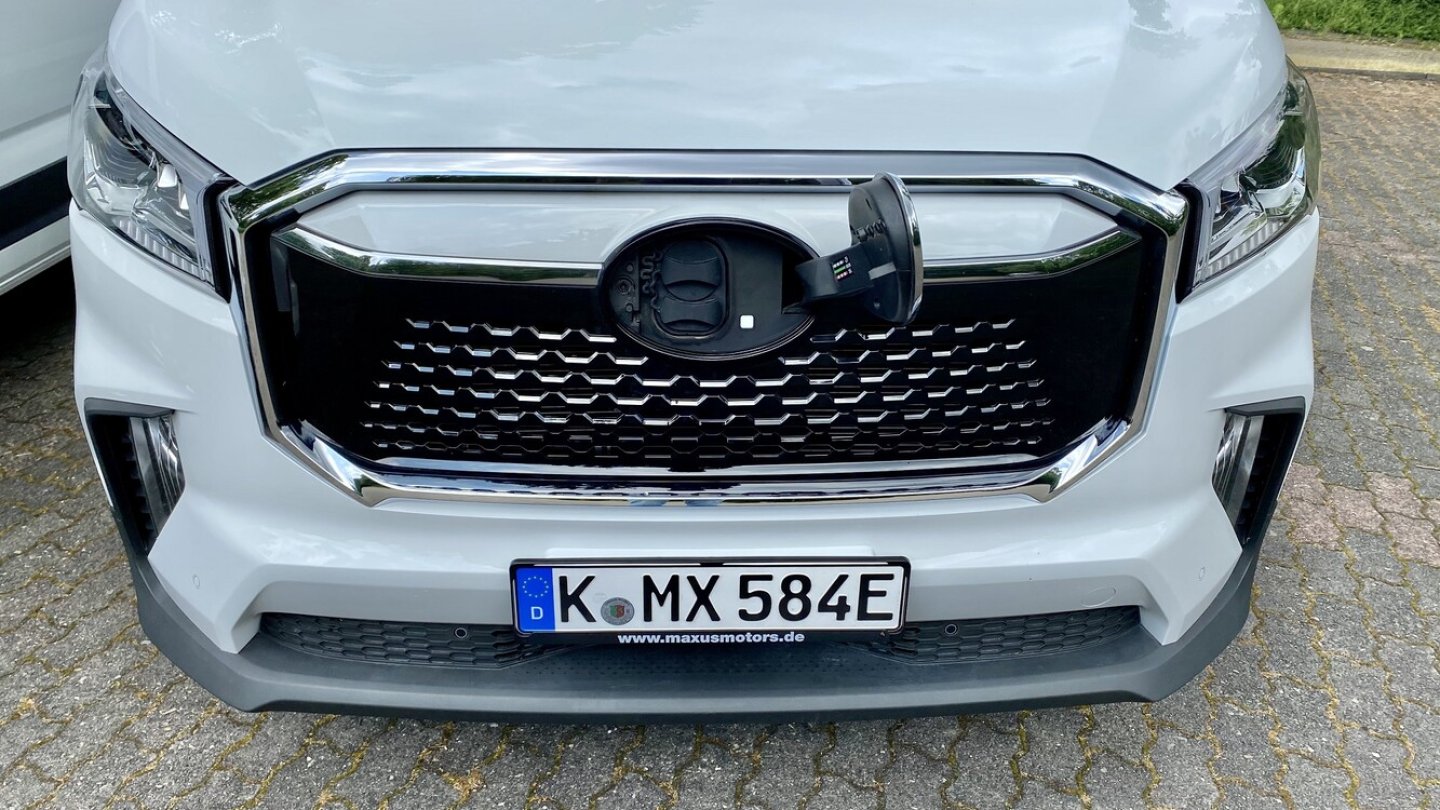 Der Ladeanschluss des eDeliver 9 befindet sich in der Frontmaske.