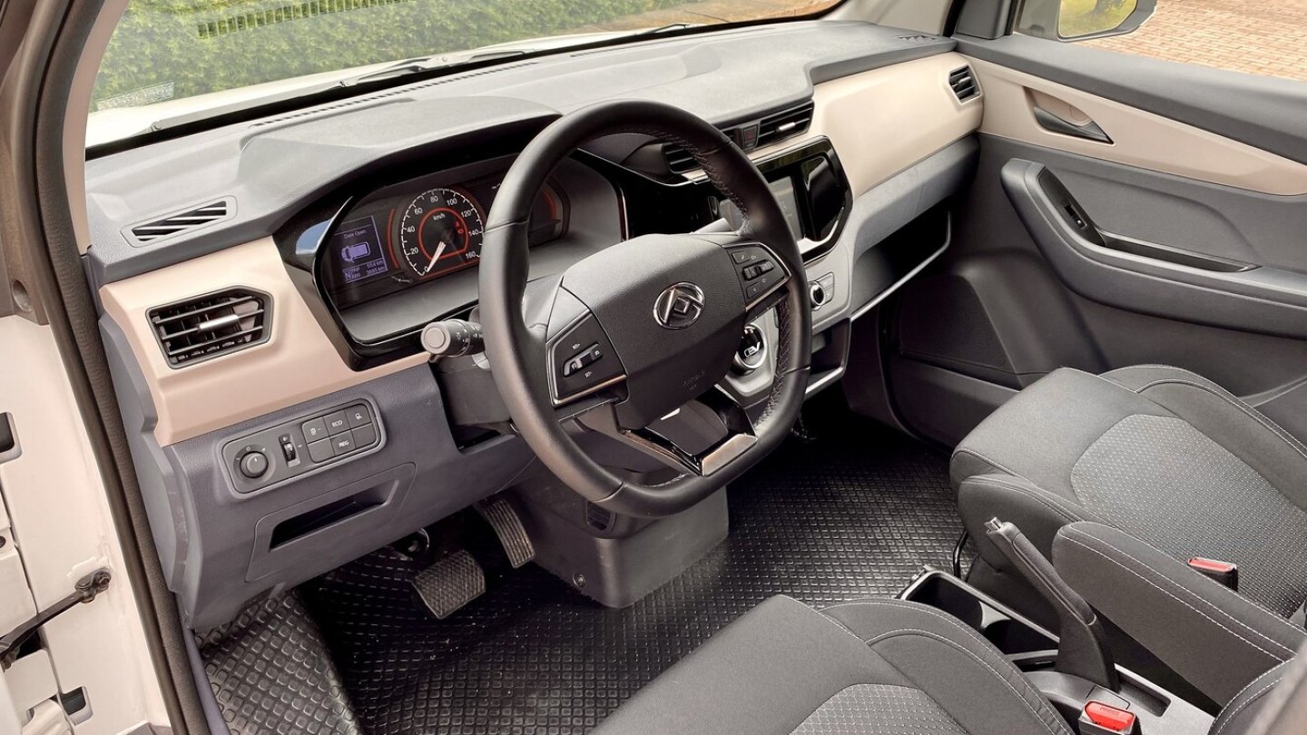 Das Cockpit im Maxus eDeliver 3 ist zweckmäßig eingerichtet.