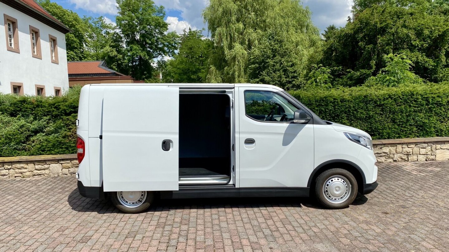 Der Kastenwagen hat nur eine Schiebetür auf der rechten Seite.