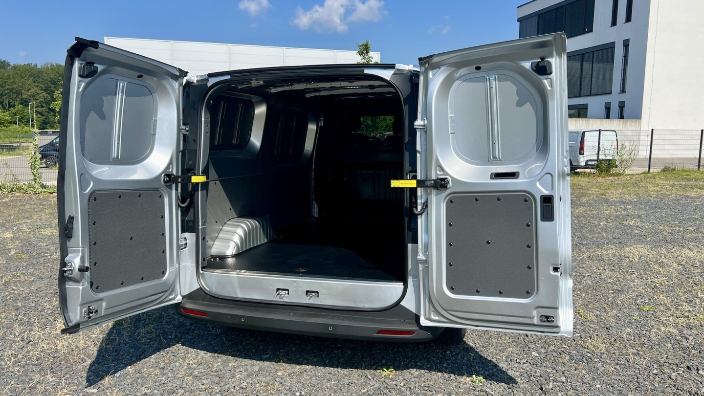 Die Flügeltüren am Heck haben einen Öffnungswinkel von 180 Grad.